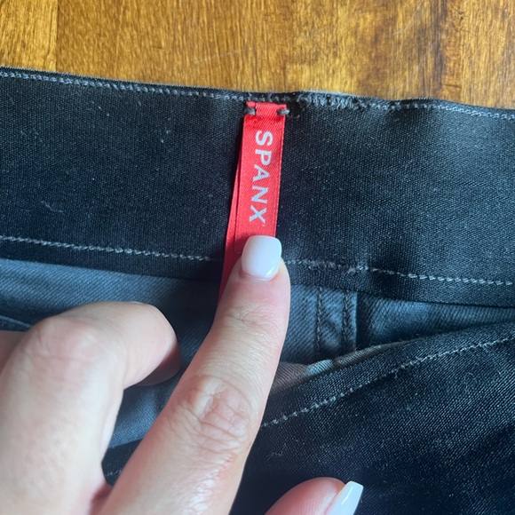 Spanx Twill Cargo Shorts‎ in Washed Black - Picture 3 of 7